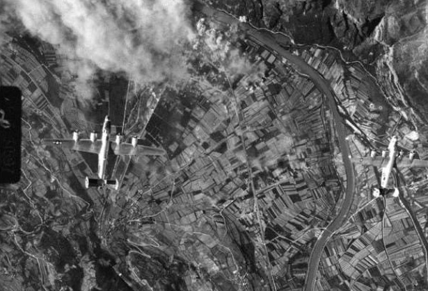 Viadotto dell’Avisio, 19 aprile 1945, ore 11.50: due bombardieri quadrimotore americani B-24 del 450° BG eseguono la virata di ritorno alla base, dopo aver lanciato le bombe sul bersaglio (viadotto Avisio e sua deviazione provvisoria) oscurato dalla nebbia artificiale prodotta dalle postazioni fumogene