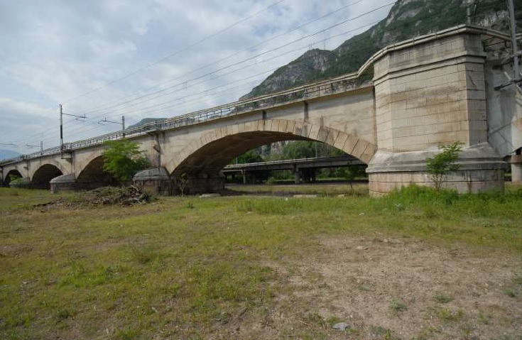 Viadotto ferroviario del torrente Avisio con tutte le arcate completamente ricostruite e con la nuova linea elettrica a corrente continua (foto 2012)