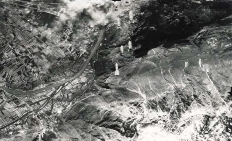 Viadotto dell’Avisio, 19 aprile 1945: aerei del 451° BG lanciano bombe sul bersaglio oscurato dalla nebbia