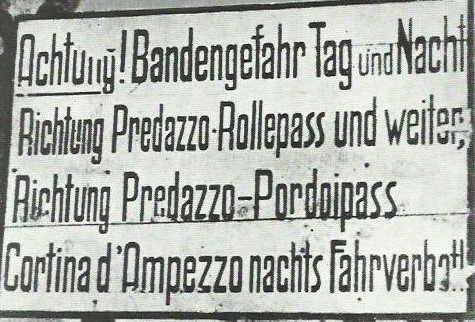 Attenzione ! Pericolo di bande notte e giorno, dice il cartello posto dai tedeschi all'imbocco della Val di Fiemme nell'autunno del 1944. E' il rico