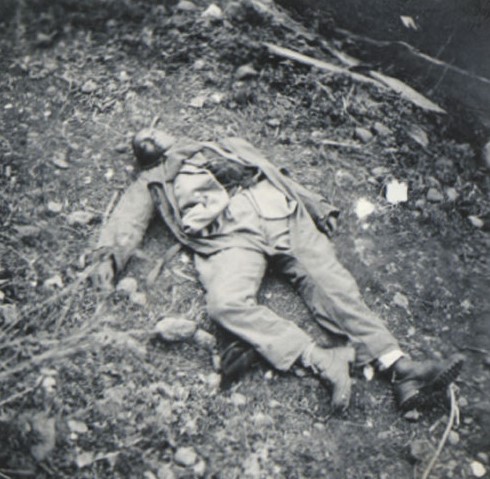 Il cadavere di Giorgio ripreso dal fotografo Quirino March inviato dal CLN di Trento il giorno seguente