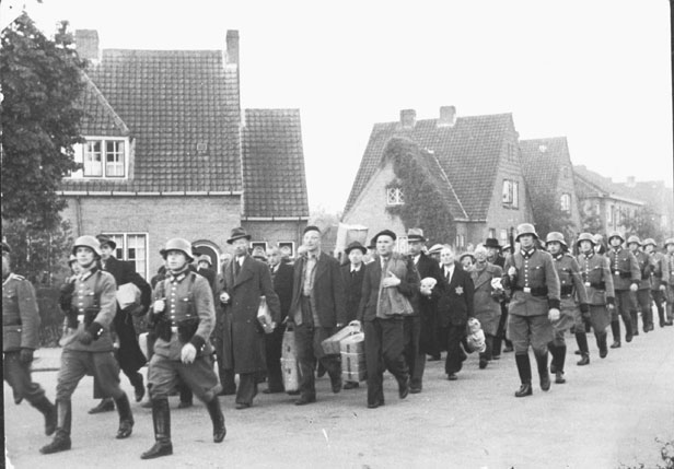 prisoners-marching-to-the-camp
