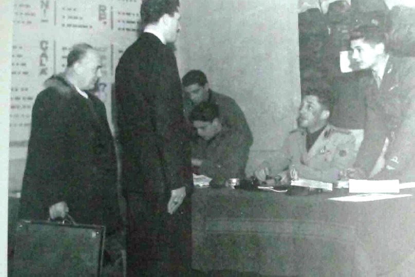 Ravenna. Un padre accompagna il figlio ad arruolarsi come legionario alla fine del 1943