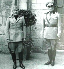 Mussolini, con al suo fianco Graziani, riceve i componenti della RSI a Rocca delle Caminate