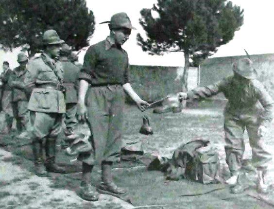 Scene scattate dalla propaganda fascista per mostrare la qualità della vita nell’esercito e invogliare le reclute a presentarsi in caserma: distribuzione delle uniformi.
