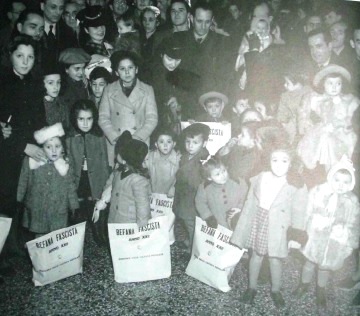 Distribuzione di doni ai figli degli operai dell’Arsenale a Venezia per la Befana del 1944